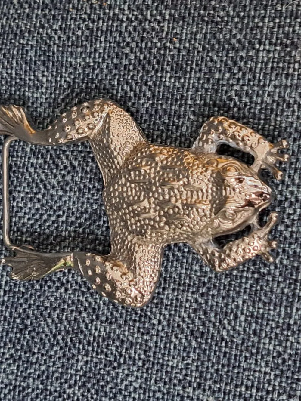 FUN SILVERTONE FROG LAYING DOWN LADIES BELT BUCKLE